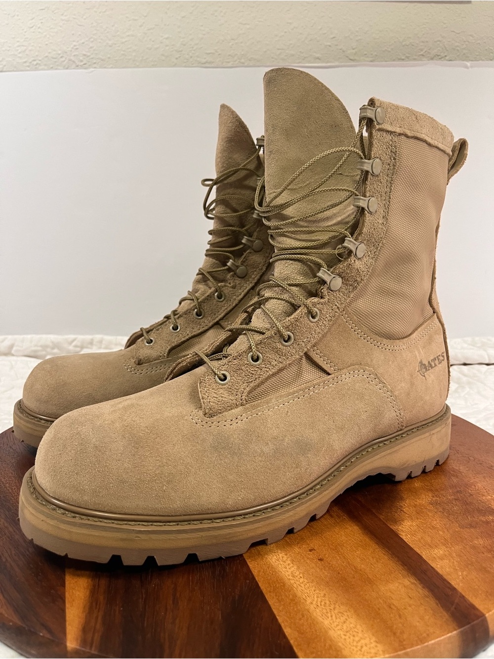 Bates Men’s Tactical Desert Tan Suede Boots 12w clean EUC Vibram sole